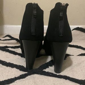 I’m selling these brand new heels